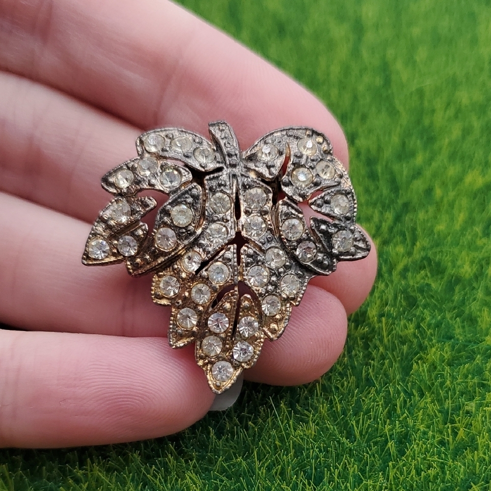 Crystal Estate Stunning Leaf Scarf Clip‎ Overflow